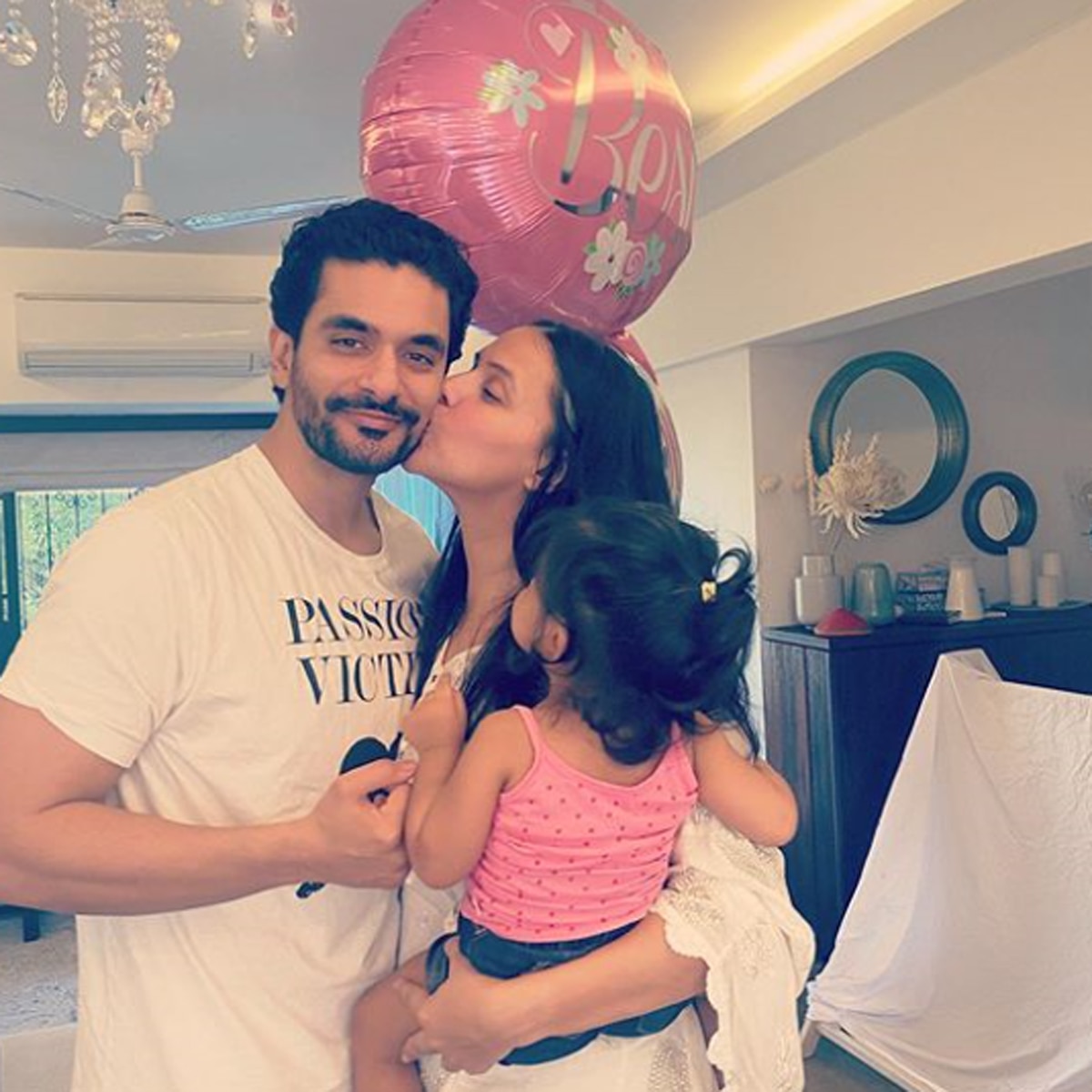 पति, बेटी संग नेहा