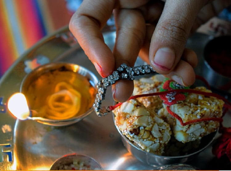 रक्षाबंधन: भद्रा में क्यों नहीं बांधते राखी? जानें भद्रा-राहुकाल का समय