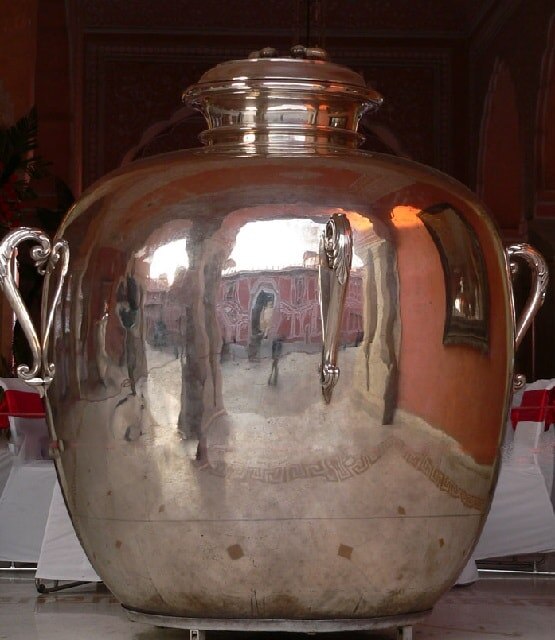 जन्माष्टमी पर जरूर घर ले आएं ये 7 चीजें, कभी नहीं होगी धन की कमी