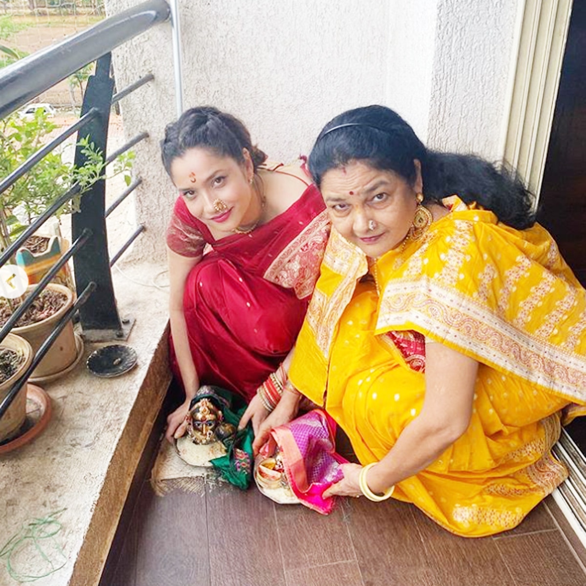 अपनी मां के साथ अंकिता लोखंडे