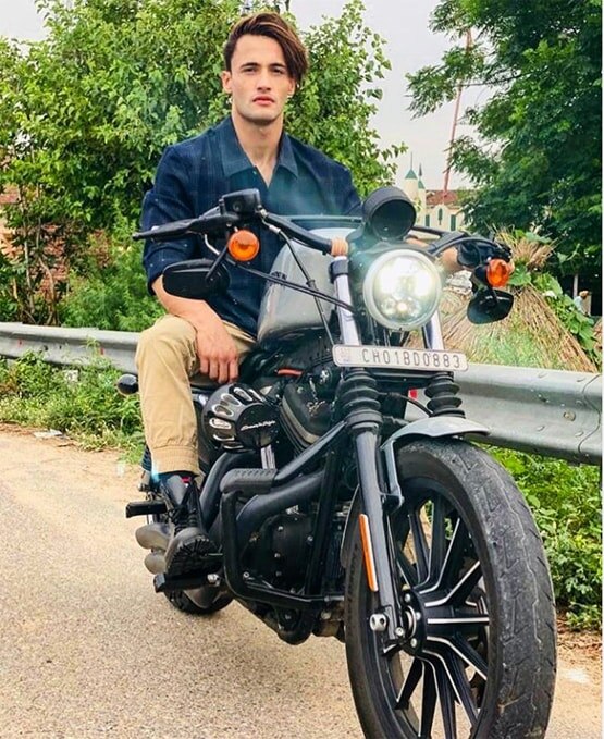 बिग बॉस कंटेस्टेंट आसिम रियाज पर बाइक सवार ने किया हमला, लगी चोट