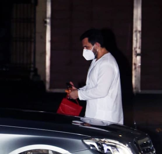 प्रेग्नेंसी अनाउंसमेंट के बाद अमृता-मलाइका से मिलीं करीना, सैफ भी थे साथ