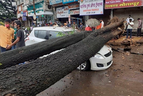 मुंबई में बारिश से बुरा हाल, गाड़ियां पलटीं, कई इलाके जलमग्न