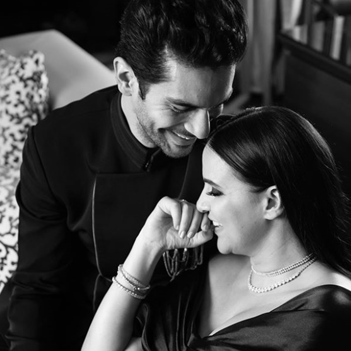 पति संग नेहा