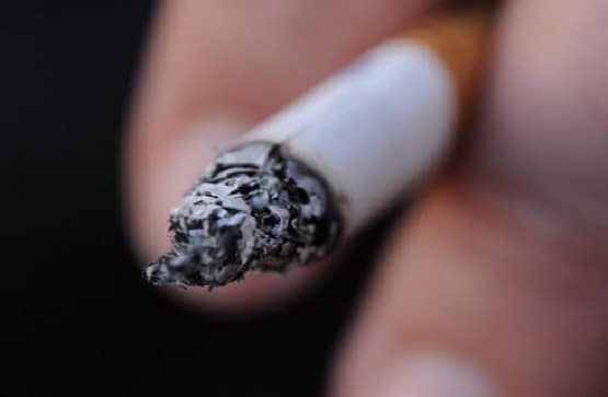 इन 6 कारणों से किसी को भी हो सकता है फेफड़ों का कैंसर, जानें लक्षण और बचाव