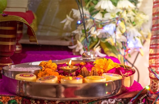 स्टोन, सितारों से सजाएं पूजा थाली