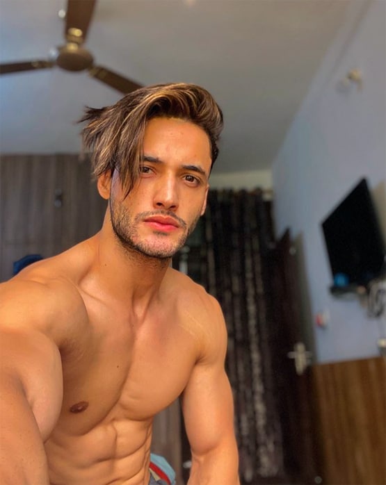 बिग बॉस कंटेस्टेंट आसिम रियाज पर बाइक सवार ने किया हमला, लगी चोट