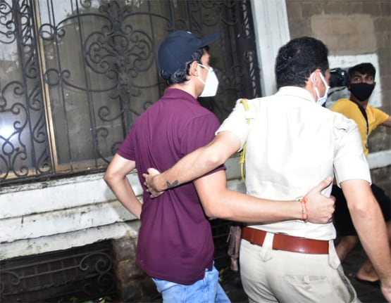 ED ऑफिस से निकले रिया के भाई, सुशांत की कंपनी से नाम जुड़ने पर उठा सवाल