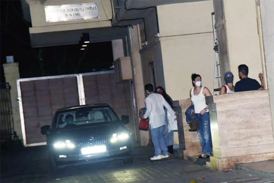 प्रेग्नेंसी अनाउंसमेंट के बाद अमृता-मलाइका से मिलीं करीना, सैफ भी थे साथ