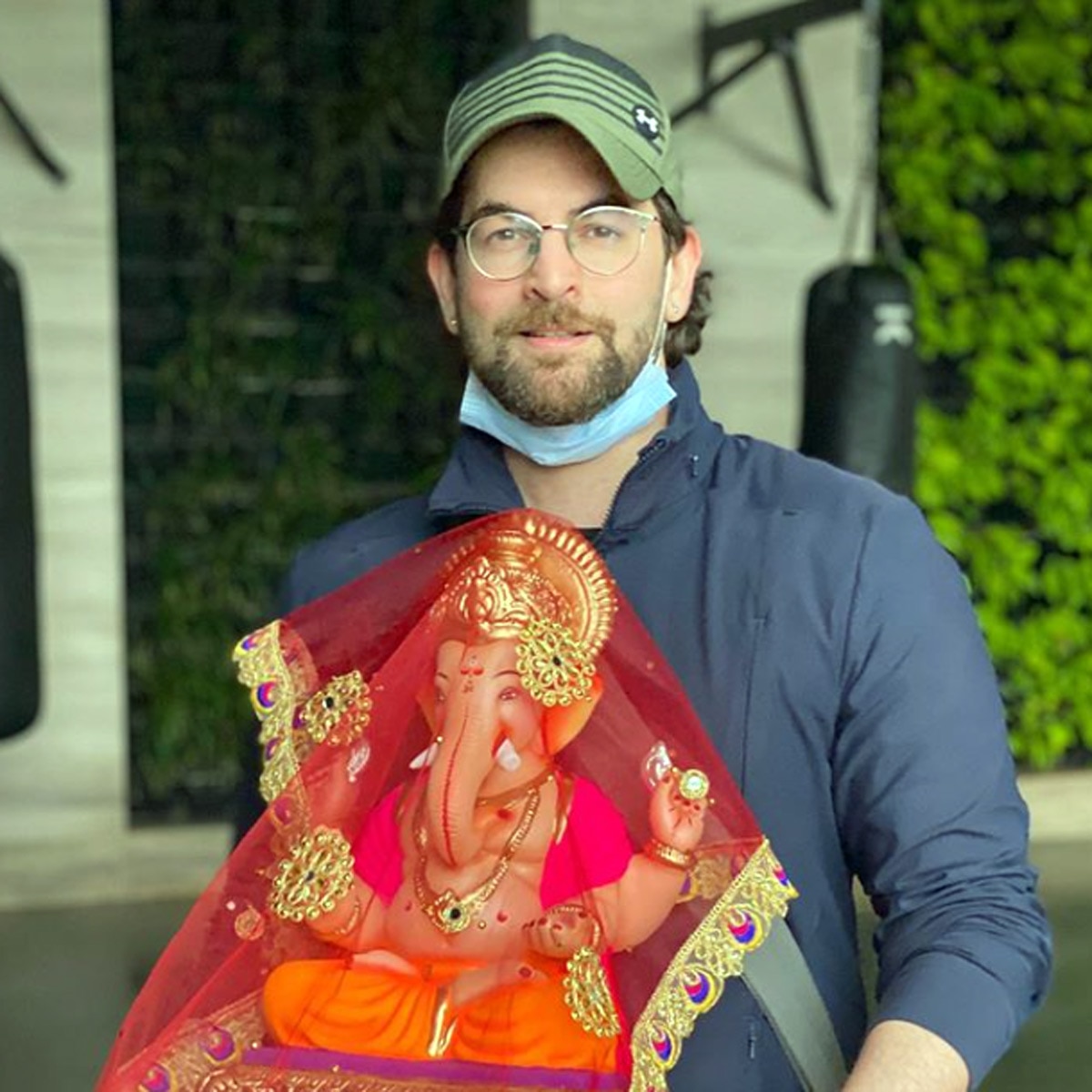 गणपति संग नील