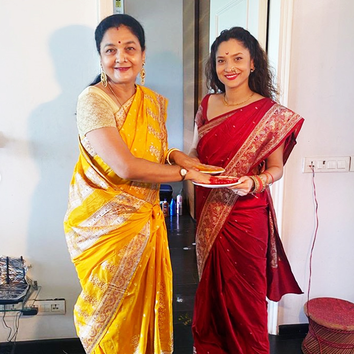 अपनी मां के साथ अंकिता लोखंडे