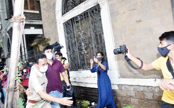 ED ऑफिस से निकले रिया के भाई, सुशांत की कंपनी से नाम जुड़ने पर उठा सवाल