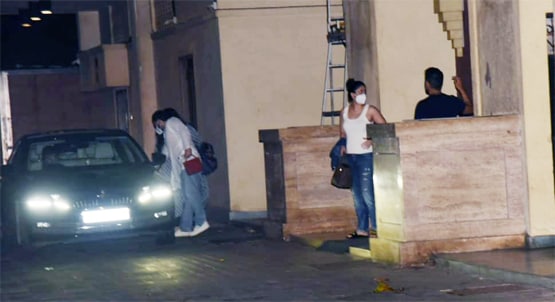 प्रेग्नेंसी अनाउंसमेंट के बाद अमृता-मलाइका से मिलीं करीना, सैफ भी थे साथ