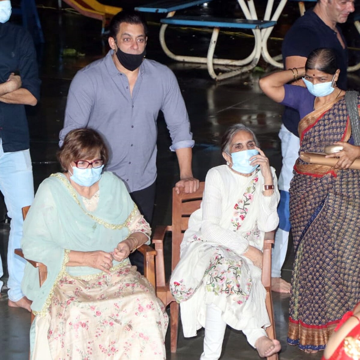 सलमान खान, यूलिया वंतूर और खान स‍िस्टर्स (Photo-Yogen Shah)