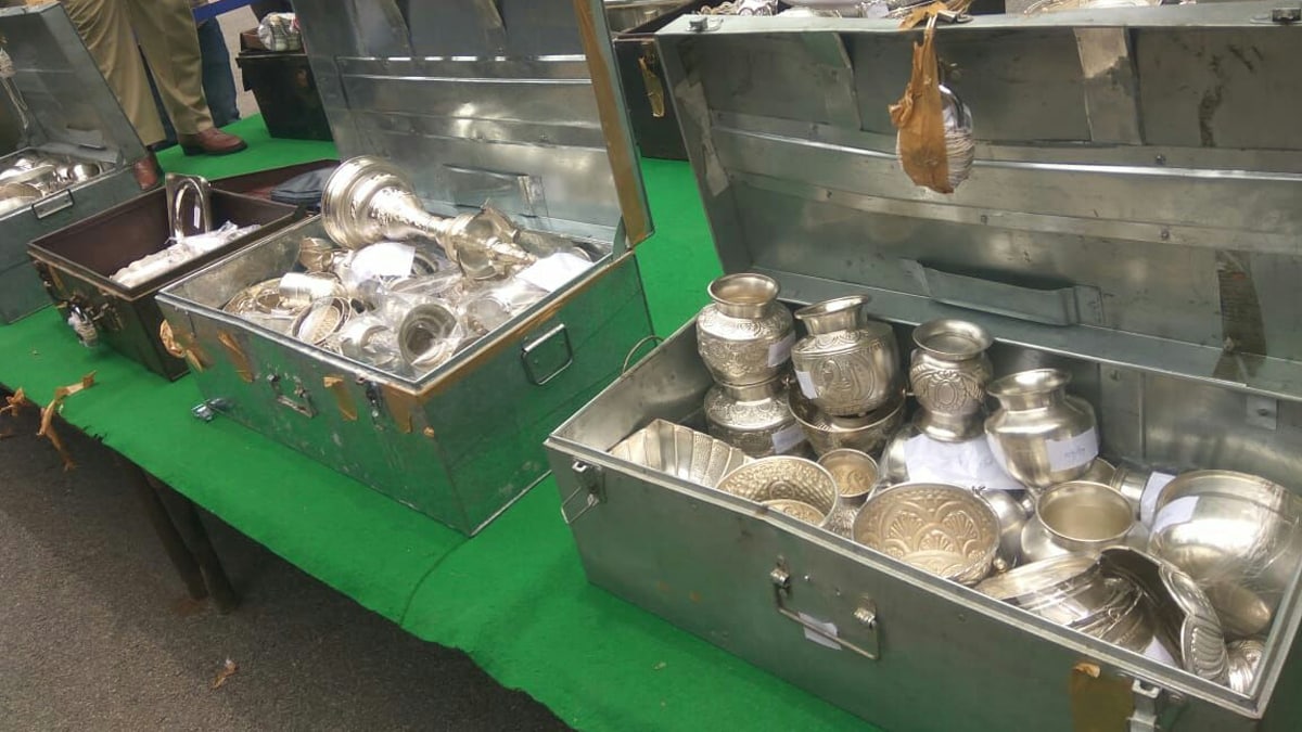 पुलिस खोज रही थी एक पिस्तौल, 8 बक्सों में मिला करोड़ों का खजाना