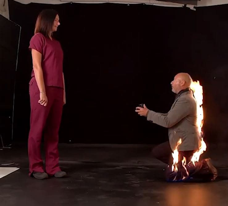 अजब प्रेम की गजब कहानी, खुद को आग लगाकर गर्लफ्रेंड को किया प्रपोज