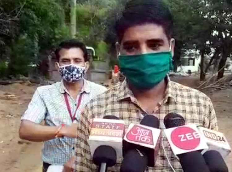 किसान ने हाइवे के डिवाइडर पर ही उगा ली फसल, हैरान हो रहे लोग