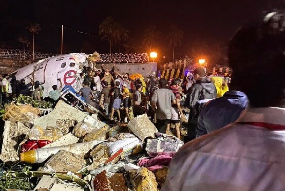 केरल हादसाः बारिश में रनवे पर फिसला और दो टुकड़ों में बंट गया विमान