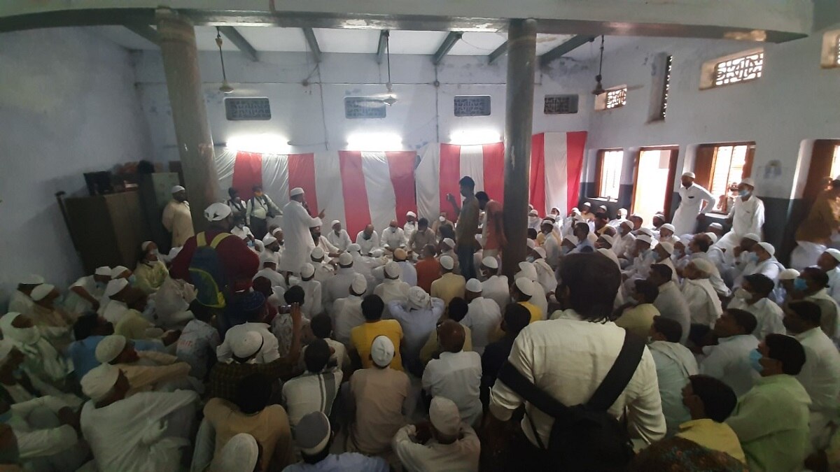 अजय कुमार लल्लू की बैठक में उड़ी सोशल डिस्टेंसिंग की धज्जियां