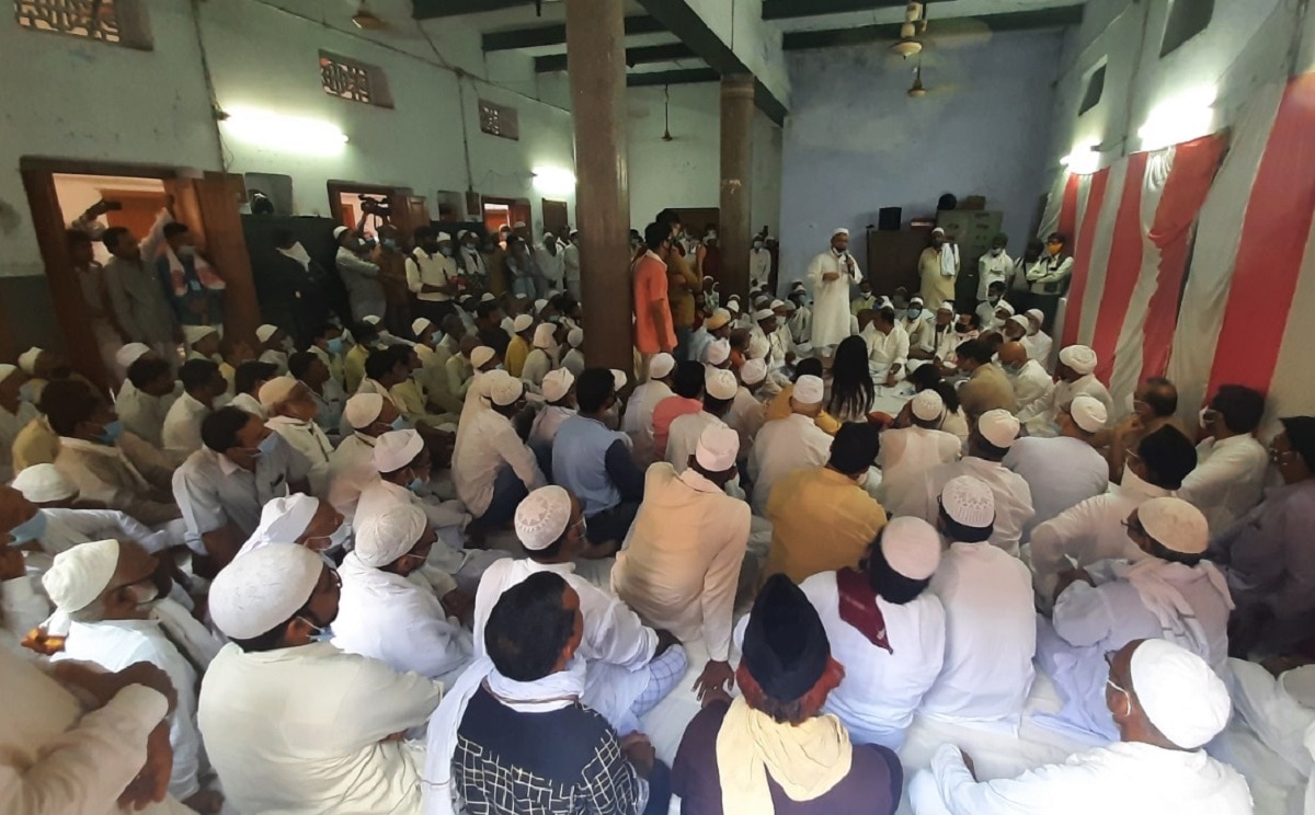 अजय कुमार लल्लू की बैठक में उड़ी सोशल डिस्टेंसिंग की धज्जियां