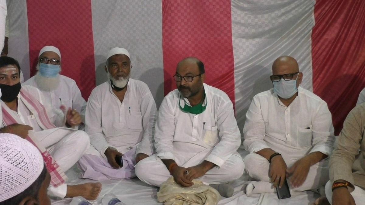 अजय कुमार लल्लू की बैठक में उड़ी सोशल डिस्टेंसिंग की धज्जियां