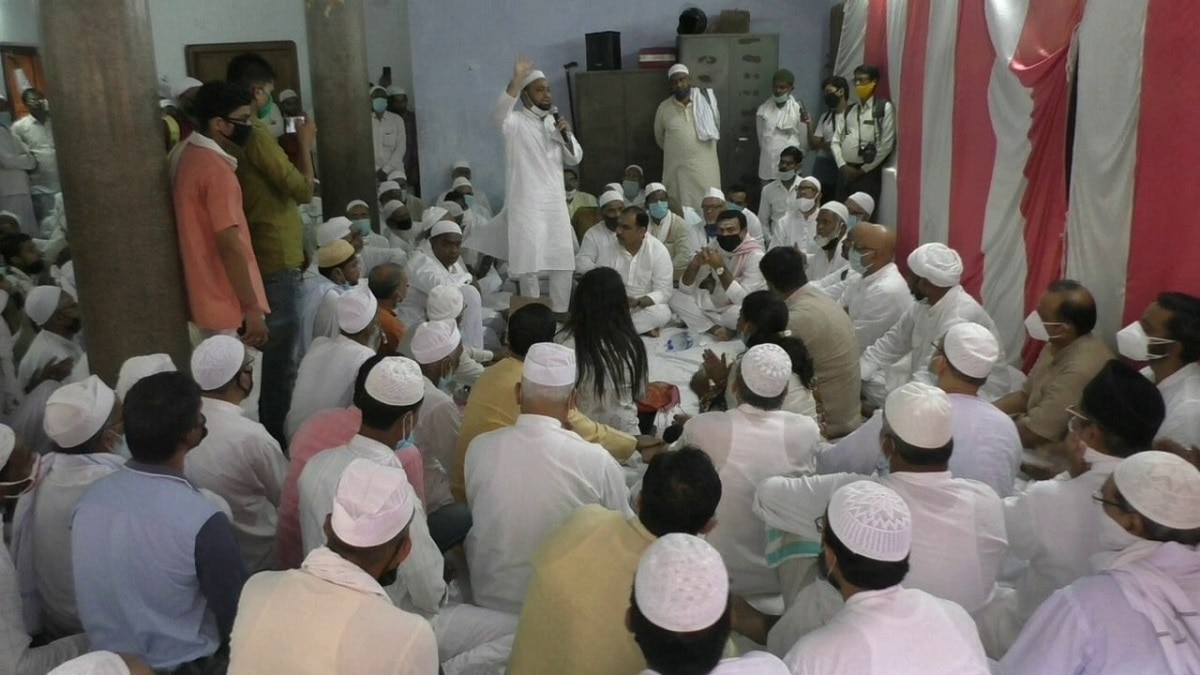 अजय कुमार लल्लू की बैठक में उड़ी सोशल डिस्टेंसिंग की धज्जियां