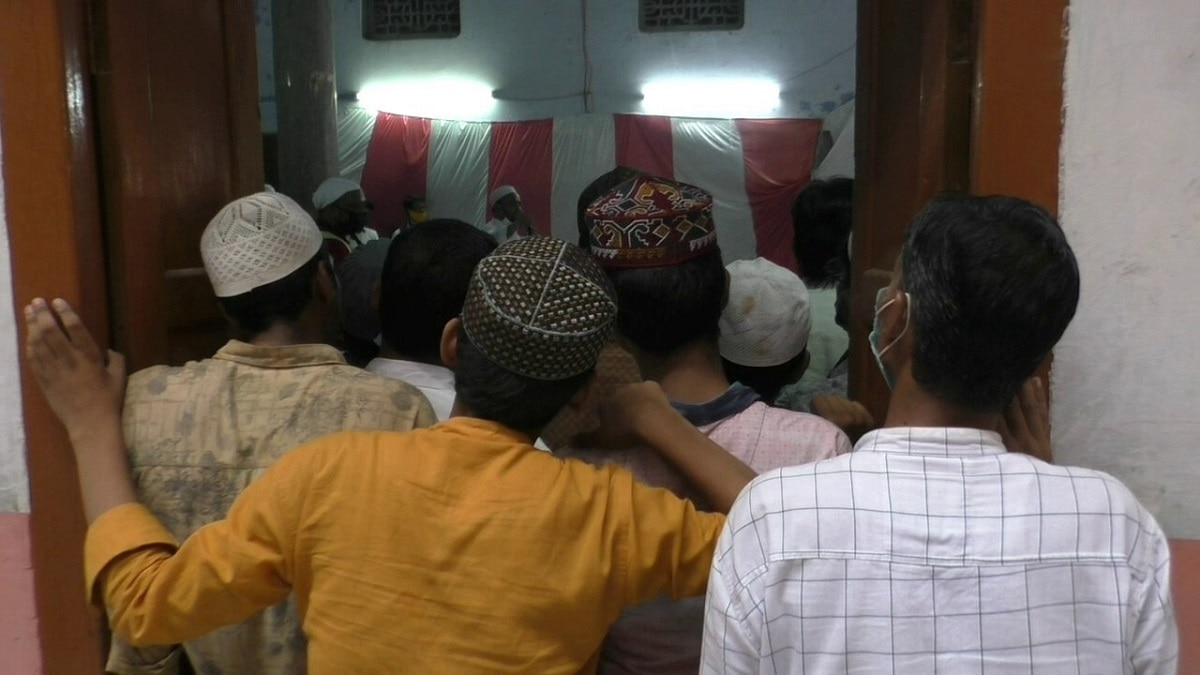 अजय कुमार लल्लू की बैठक में उड़ी सोशल डिस्टेंसिंग की धज्जियां