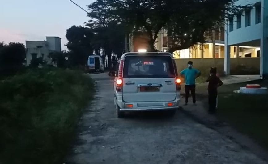 कोरोना की दर्दनाक तस्वीर, पीड़ित के मरते ही एंबुलेंस छोड़कर भाग गए लोग