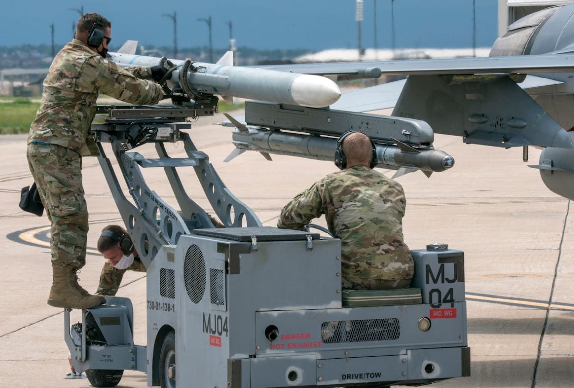 साउथ चाइना सी में चरम पर तनाव, US ने तैनात किए परमाणु बम वर्षक विमान