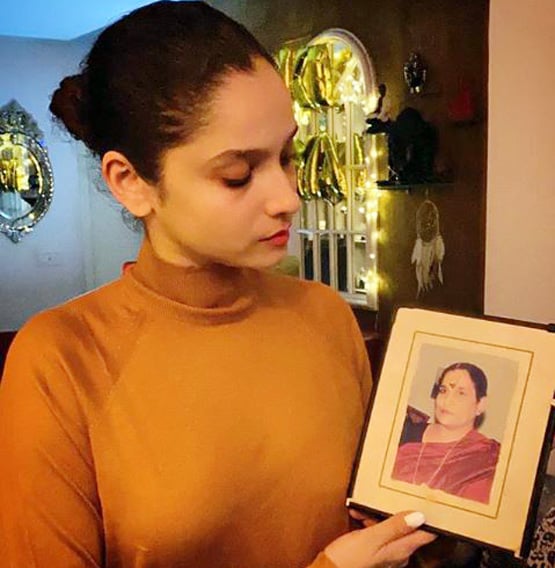 अंकिता ने शेयर की सुशांत की मां की तस्वीर, कहा- उम्मीद है मां के साथ हो