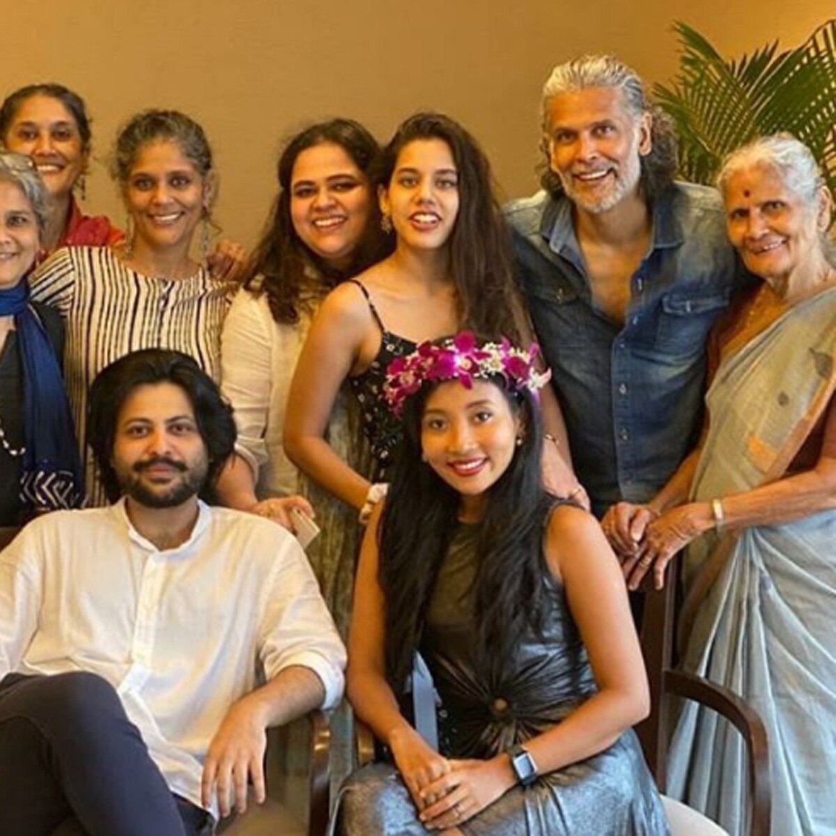 मिलिंद सोमन और अंकिता कोंवर परिवार के साथ