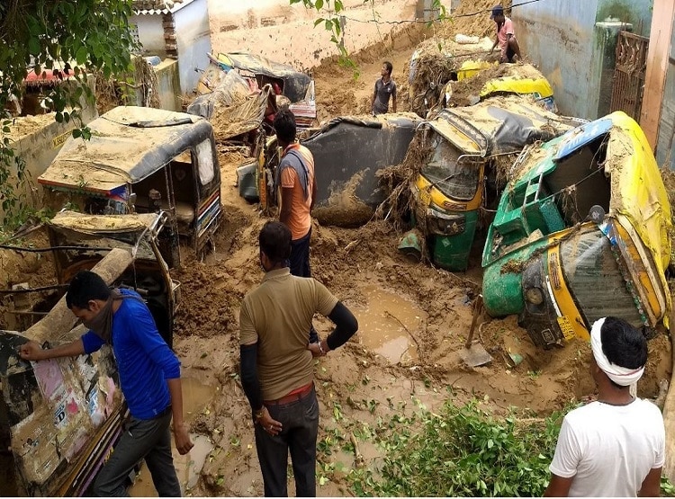 जयपुर में दिखा बारिश से तबाही का मंजर, मिट्टी में दबीं सैकड़ों गाड़ियां