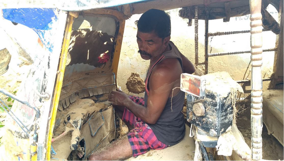 जयपुर में दिखा बारिश से तबाही का मंजर, मिट्टी में दबीं सैकड़ों गाड़ियां