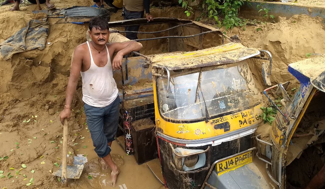 जयपुर में दिखा बारिश से तबाही का मंजर, मिट्टी में दबीं सैकड़ों गाड़ियां