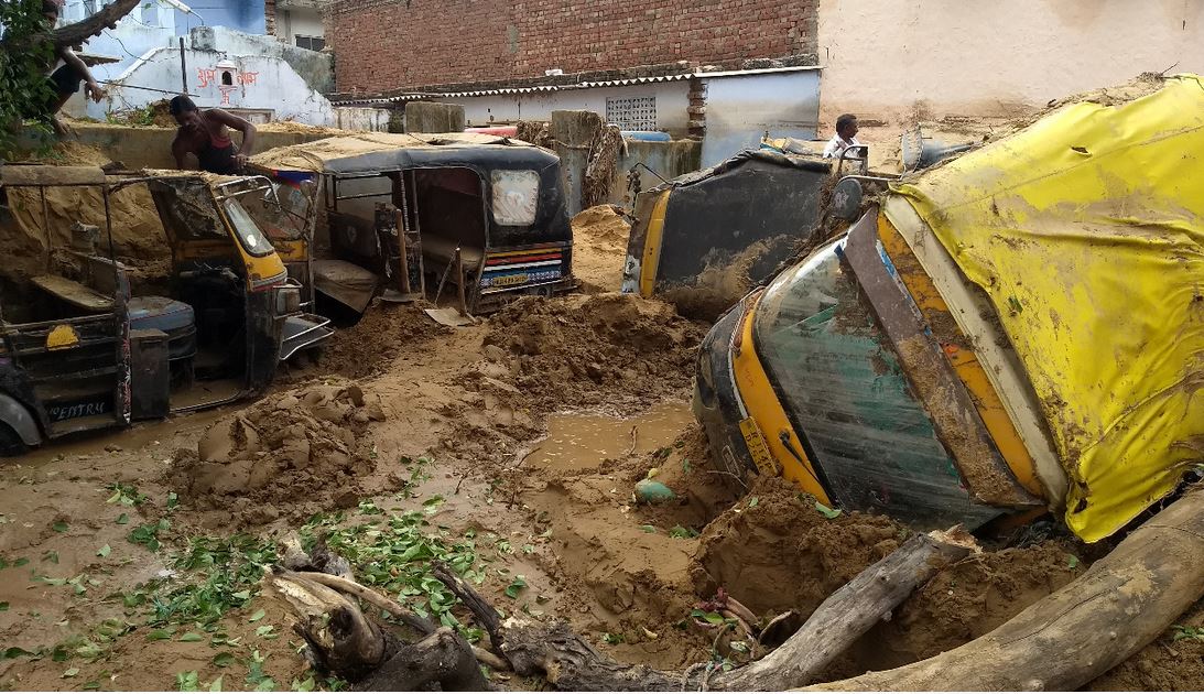 जयपुर में दिखा बारिश से तबाही का मंजर, मिट्टी में दबीं सैकड़ों गाड़ियां