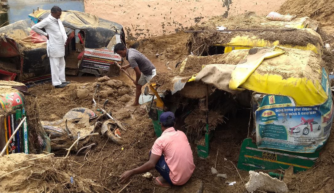 जयपुर में दिखा बारिश से तबाही का मंजर, मिट्टी में दबीं सैकड़ों गाड़ियां