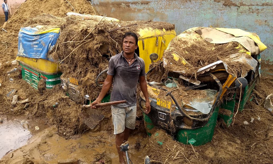 जयपुर में दिखा बारिश से तबाही का मंजर, मिट्टी में दबीं सैकड़ों गाड़ियां