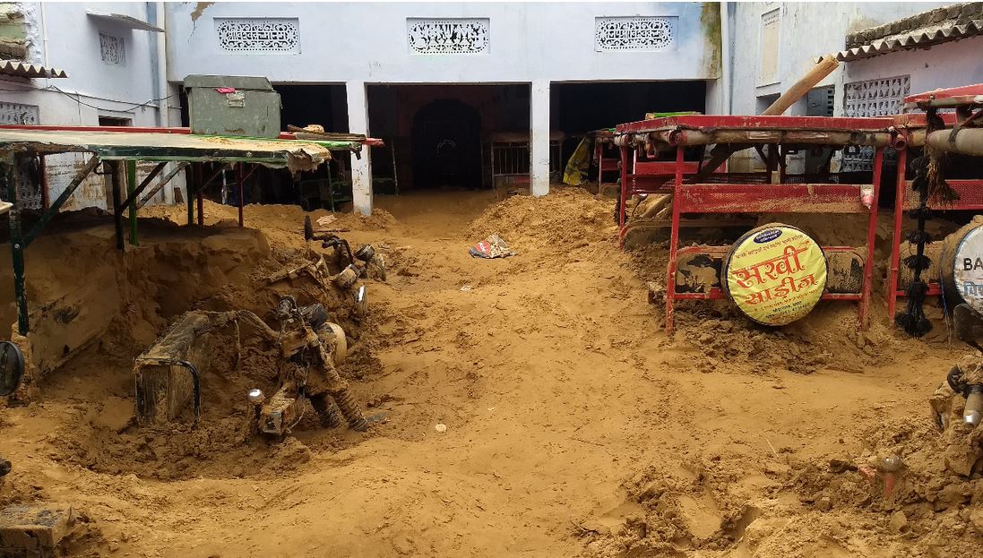 जयपुर में दिखा बारिश से तबाही का मंजर, मिट्टी में दबीं सैकड़ों गाड़ियां