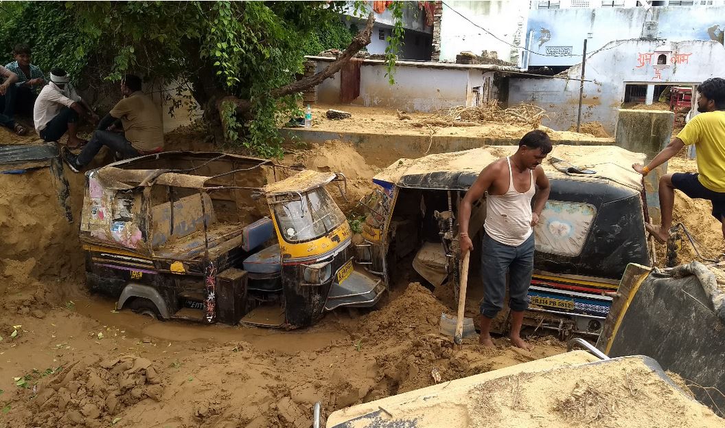 जयपुर में दिखा बारिश से तबाही का मंजर, मिट्टी में दबीं सैकड़ों गाड़ियां