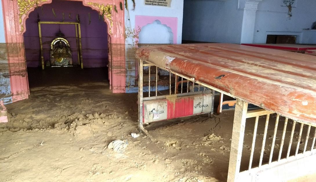 जयपुर में दिखा बारिश से तबाही का मंजर, मिट्टी में दबीं सैकड़ों गाड़ियां