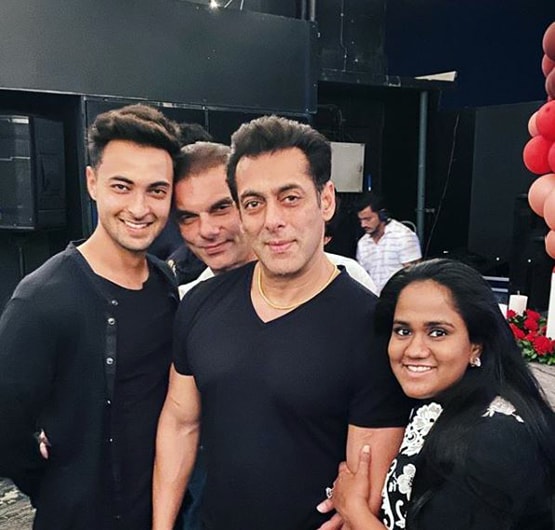 अर्प‍िता के बर्थडे पर आयुष ने शेयर की रोमांट‍िक फोटो, लिखा स्पेशल नोट