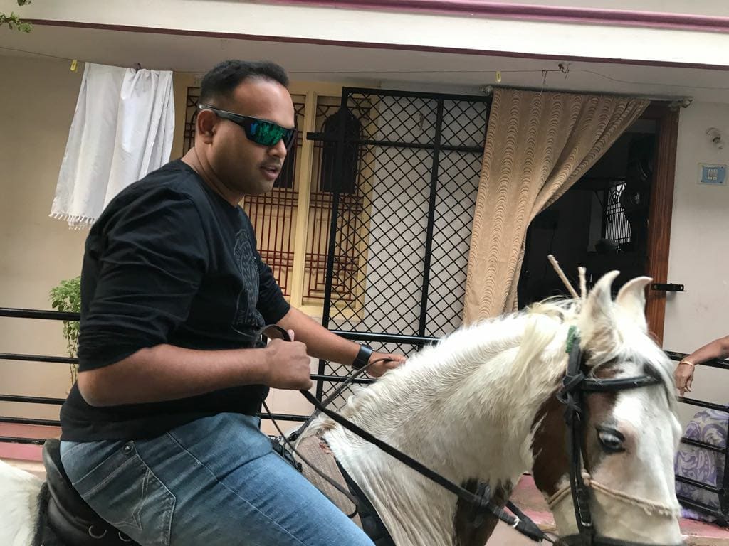 पुलिस खोज रही थी एक पिस्तौल, 8 बक्सों में मिला करोड़ों का खजाना