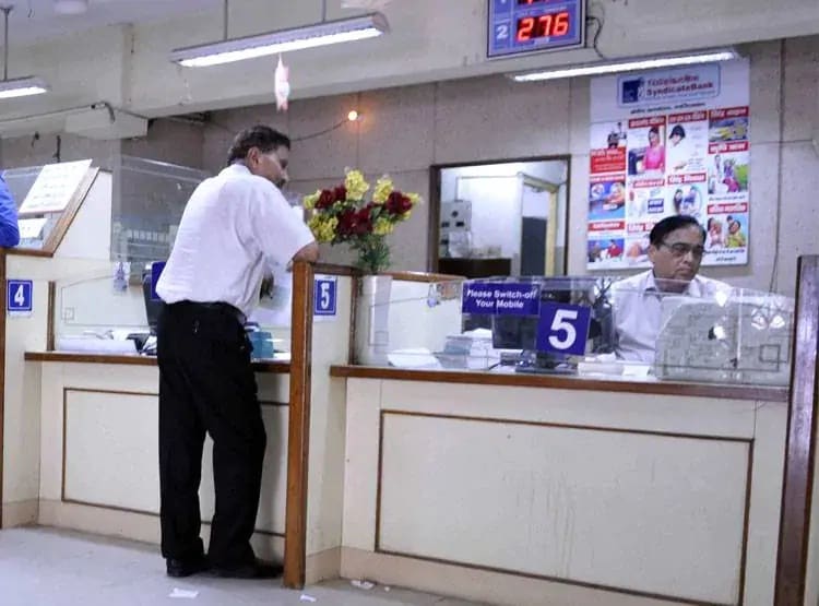 इन 4 बैंकों पर चला RBI का डंडा, लगा 10 लाख रुपये का जुर्माना