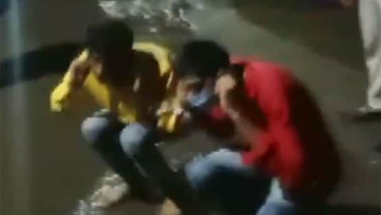 जिस जगह वारदात की, पुलिस ने गुंडों से वहीं नाक रगड़वाई, माफी मंगवाई