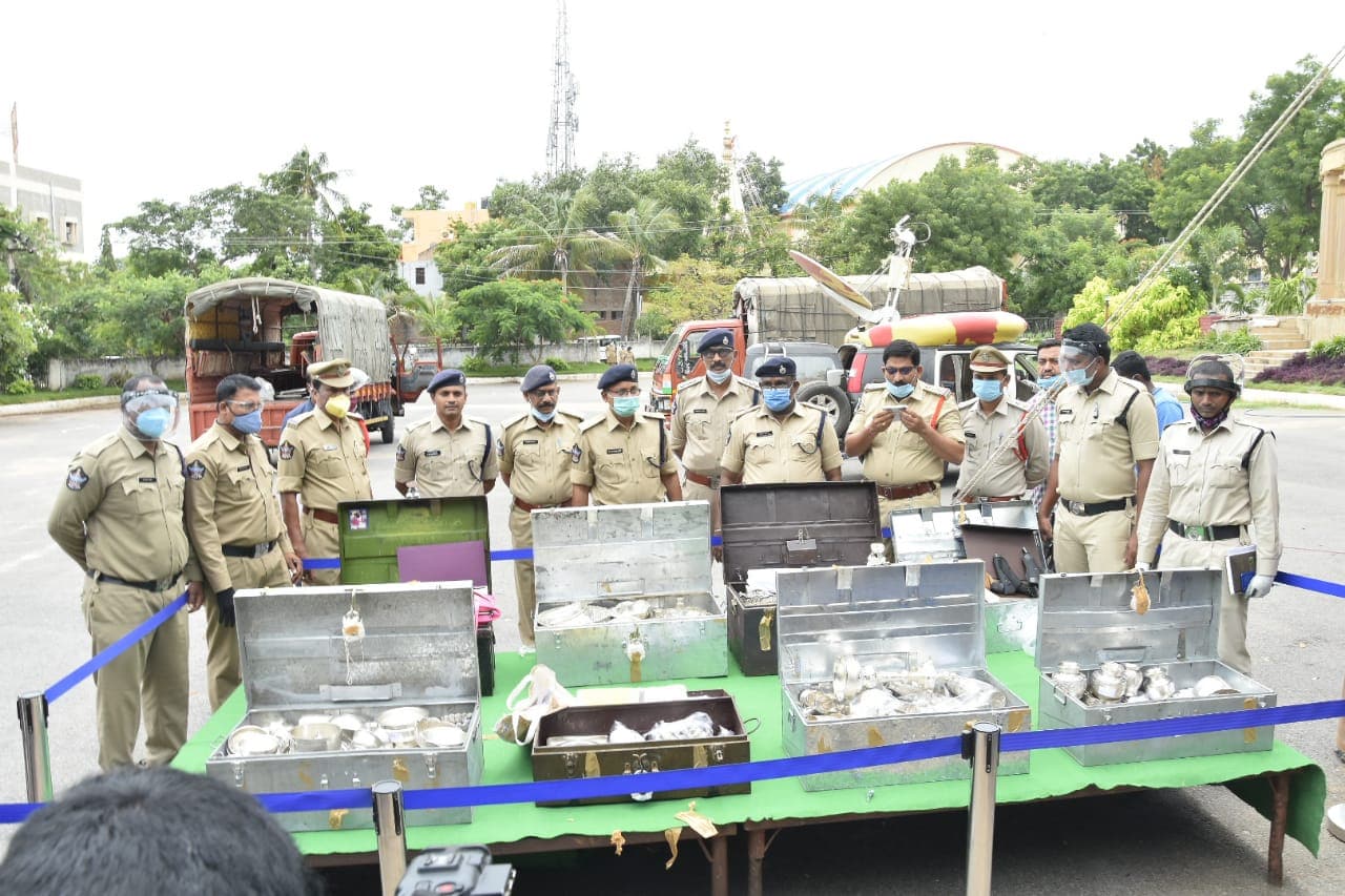 पुलिस खोज रही थी एक पिस्तौल, 8 बक्सों में मिला करोड़ों का खजाना