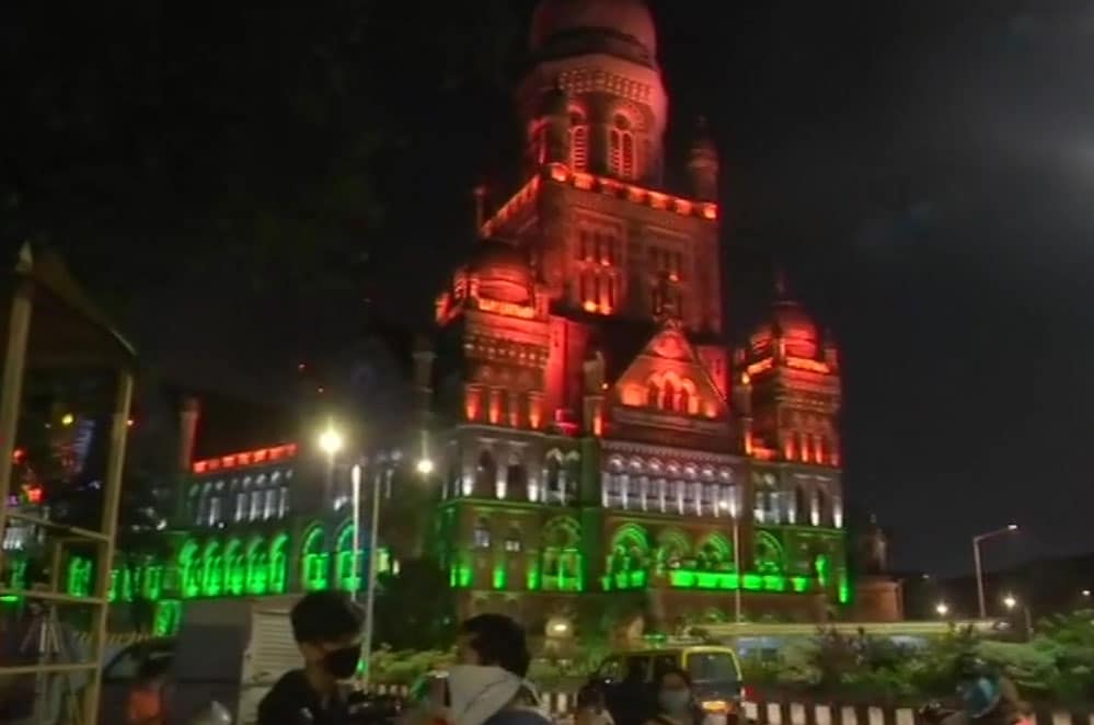 स्वतंत्रता दिवस से पहले तिरंगे की रोशनी में जगमगा उठा BMC मुख्यालय
