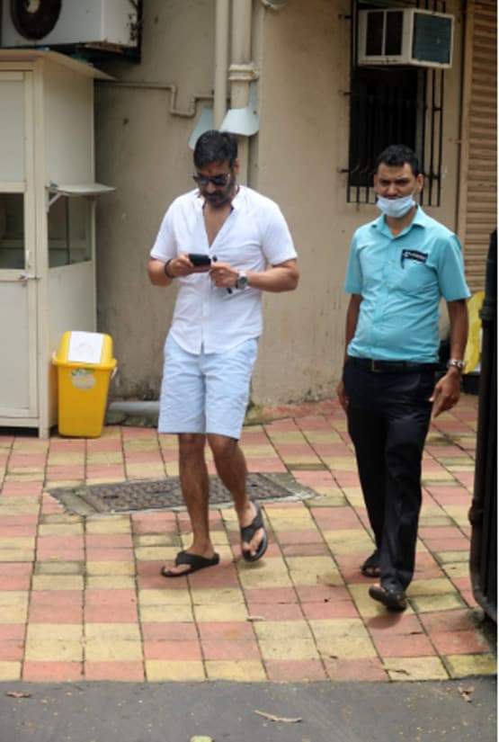 गाड़ियों के शौकीन अजय देवगन ने खरीदी BMW, सोशल मीडिया पर फोटोज वायरल