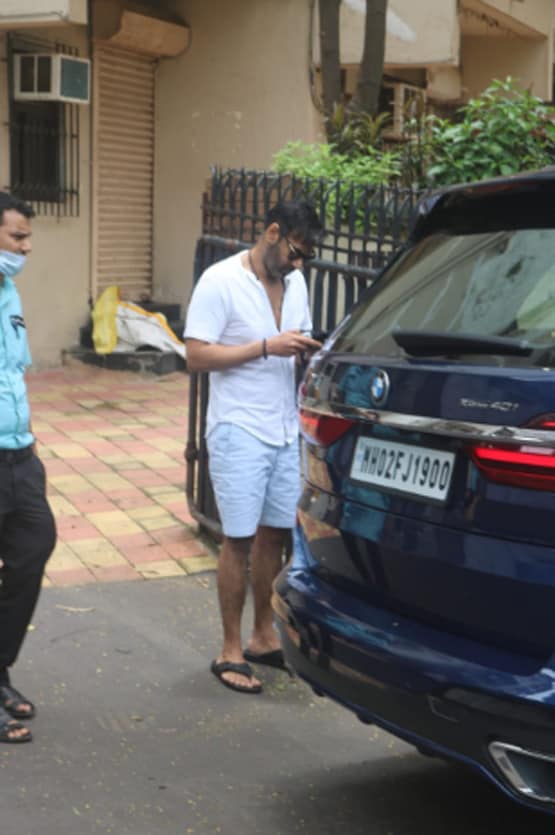 गाड़ियों के शौकीन अजय देवगन ने खरीदी BMW, सोशल मीडिया पर फोटोज वायरल