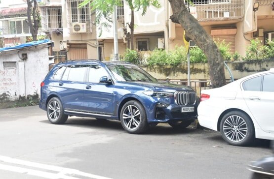 गाड़ियों के शौकीन अजय देवगन ने खरीदी BMW, सोशल मीडिया पर फोटोज वायरल