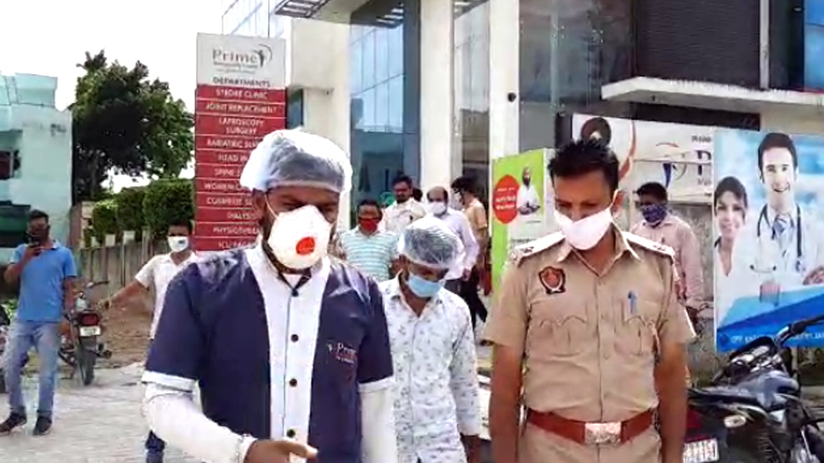 आरोपियों को ले जाती पुलिस.